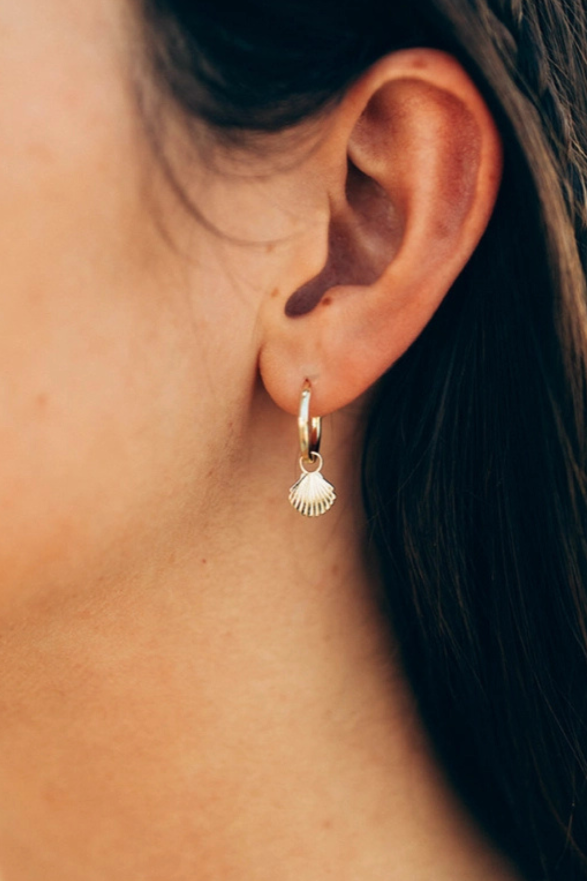 Dainty gold hoop earrings with seashell charm hypoallergenic 2